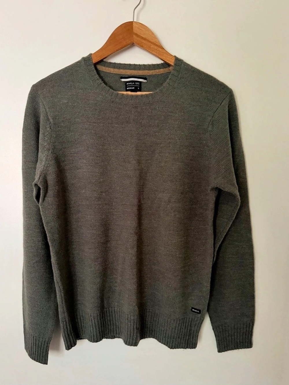 RVCA Crewneck Sweater in Olive green Size Small Like New